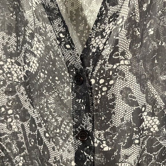 Jaeger 100%silk chiffon sheer abstract sleeveless top. Button closure-self scarf - Picture 4 of 9